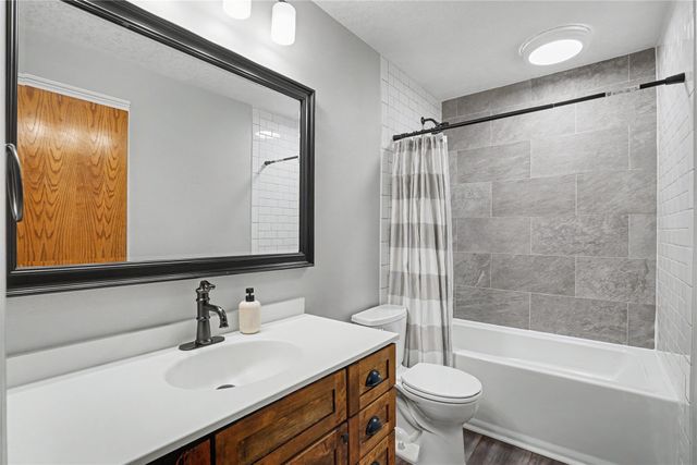 5975 S Winwood Drive, Johnston, IA 50131