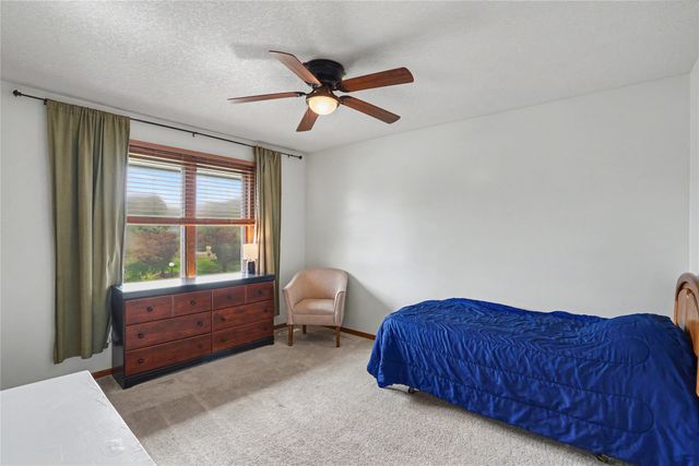 5975 S Winwood Drive, Johnston, IA 50131