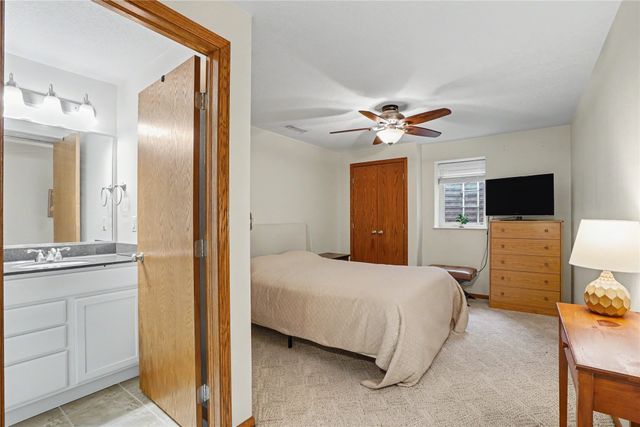 5975 S Winwood Drive, Johnston, IA 50131