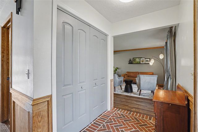 5975 S Winwood Drive, Johnston, IA 50131
