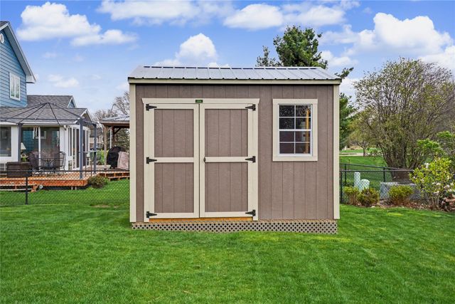 5975 S Winwood Drive, Johnston, IA 50131