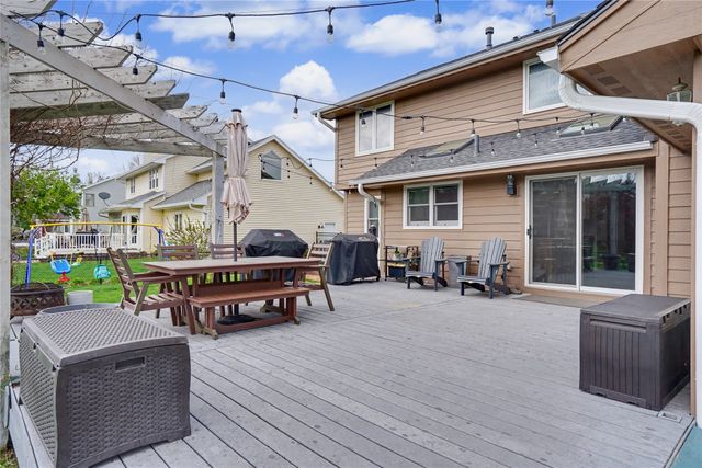 5975 S Winwood Drive, Johnston, IA 50131