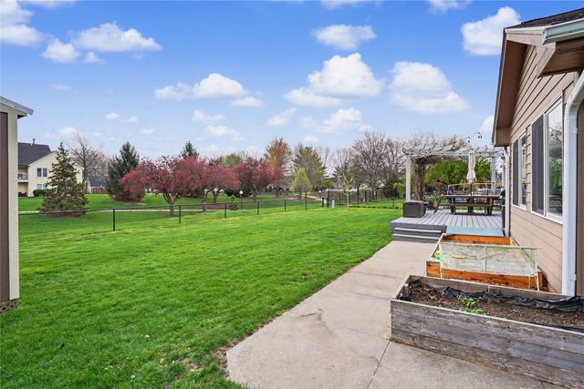 5975 S Winwood Drive, Johnston, IA 50131