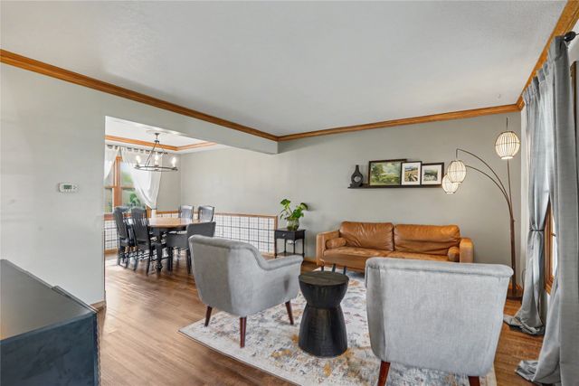 5975 S Winwood Drive, Johnston, IA 50131