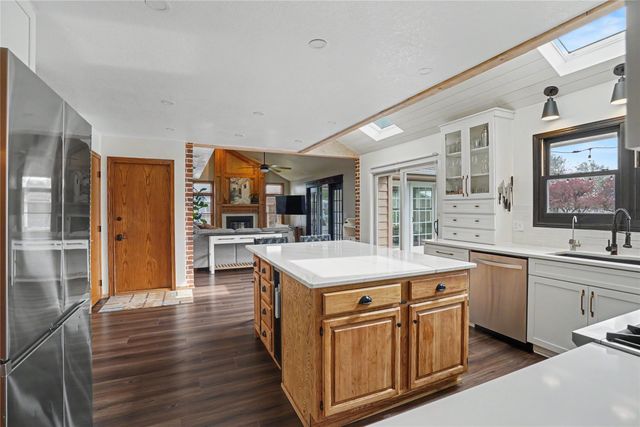 5975 S Winwood Drive, Johnston, IA 50131