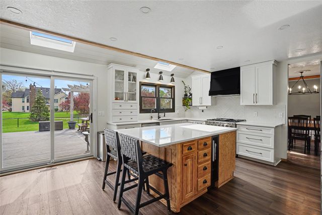 5975 S Winwood Drive, Johnston, IA 50131