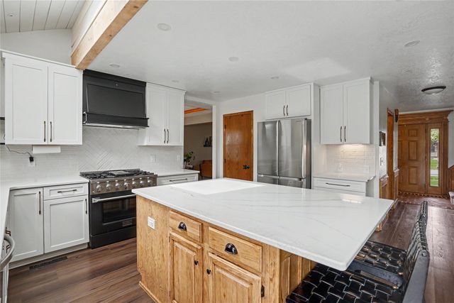 5975 S Winwood Drive, Johnston, IA 50131