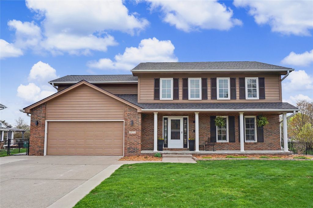 5975 S Winwood Drive, Johnston, IA 50131