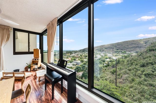 250 Kawaihae Street 10E, Honolulu, HI 96825