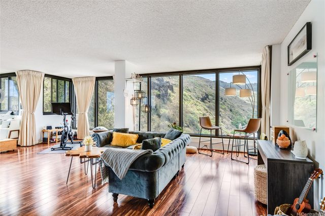 250 Kawaihae Street 10E, Honolulu, HI 96825