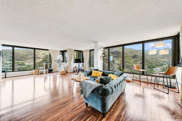 250 Kawaihae Street 10E, Honolulu, HI 96825