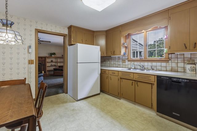 71 Cedar Rd, Longmeadow, MA 01106