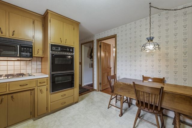 71 Cedar Rd, Longmeadow, MA 01106
