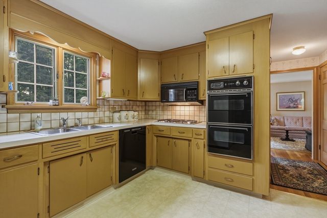 71 Cedar Rd, Longmeadow, MA 01106