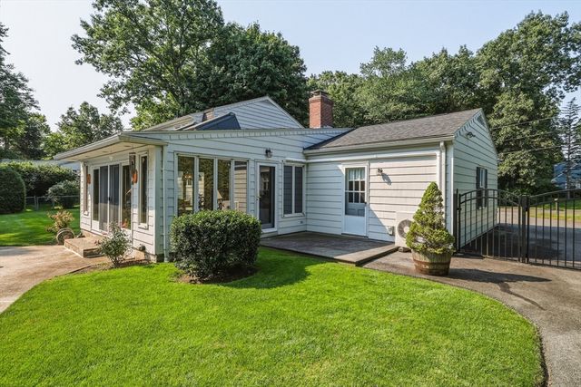 71 Cedar Rd, Longmeadow, MA 01106