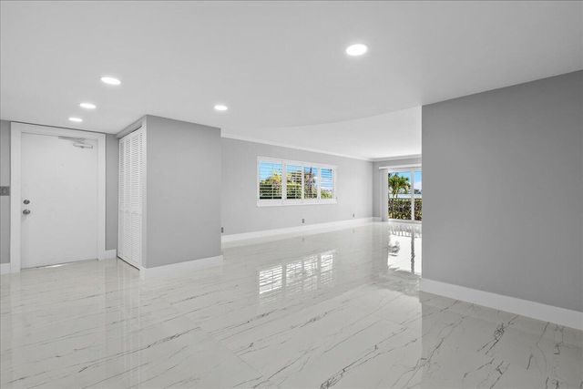 3040 Lake Shore Drive 101, Riviera Beach, FL 33404