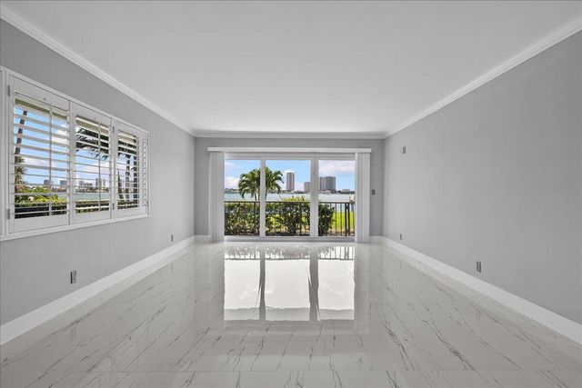 3040 Lake Shore Drive 101, Riviera Beach, FL 33404