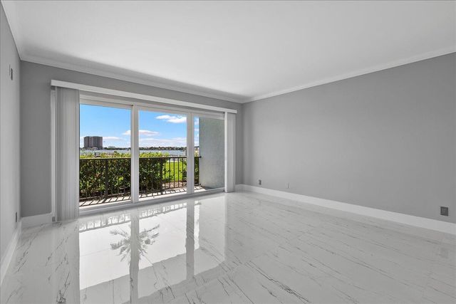 3040 Lake Shore Drive 101, Riviera Beach, FL 33404