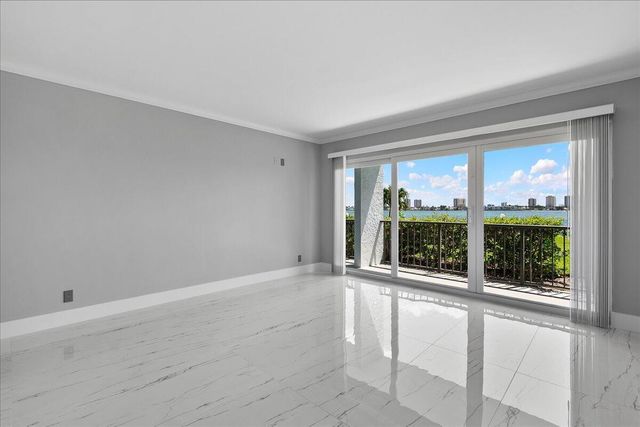 3040 Lake Shore Drive 101, Riviera Beach, FL 33404