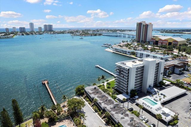 3040 Lake Shore Drive 101, Riviera Beach, FL 33404