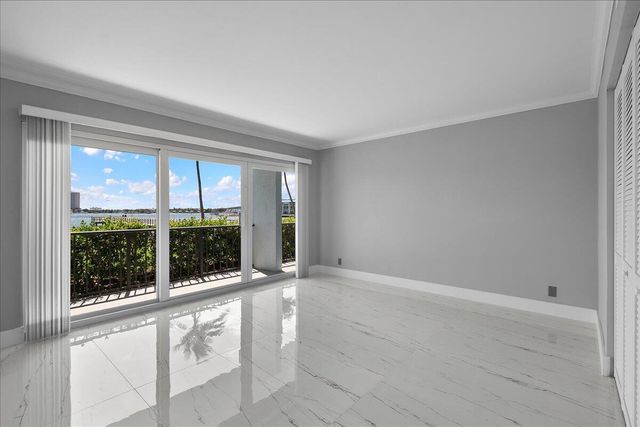3040 Lake Shore Drive 101, Riviera Beach, FL 33404