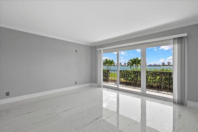 3040 Lake Shore Drive 101, Riviera Beach, FL 33404