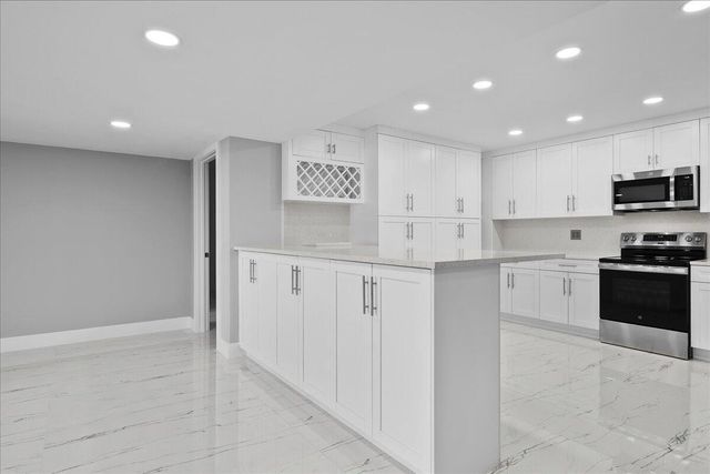 3040 Lake Shore Drive 101, Riviera Beach, FL 33404