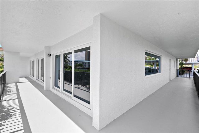 3040 Lake Shore Drive 101, Riviera Beach, FL 33404