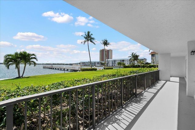 3040 Lake Shore Drive 101, Riviera Beach, FL 33404