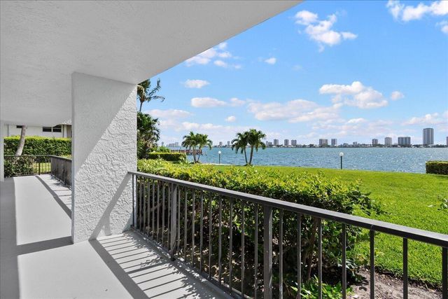 3040 Lake Shore Drive 101, Riviera Beach, FL 33404