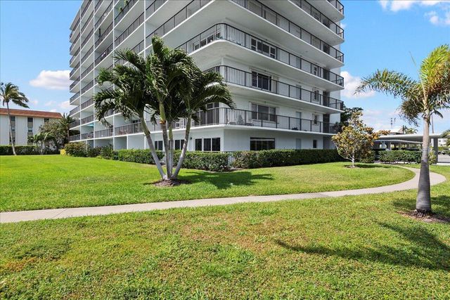 3040 Lake Shore Drive 101, Riviera Beach, FL 33404