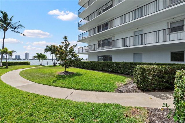 3040 Lake Shore Drive 101, Riviera Beach, FL 33404