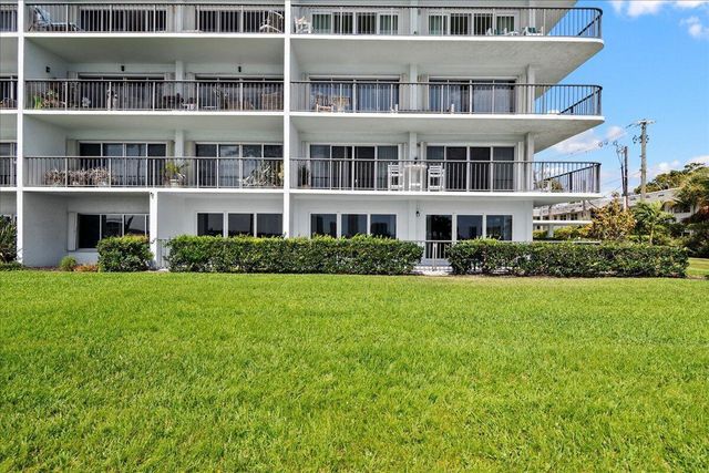 3040 Lake Shore Drive 101, Riviera Beach, FL 33404