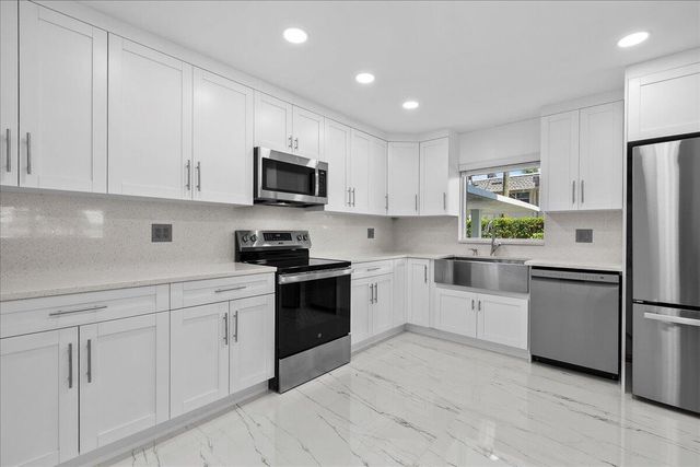 3040 Lake Shore Drive 101, Riviera Beach, FL 33404