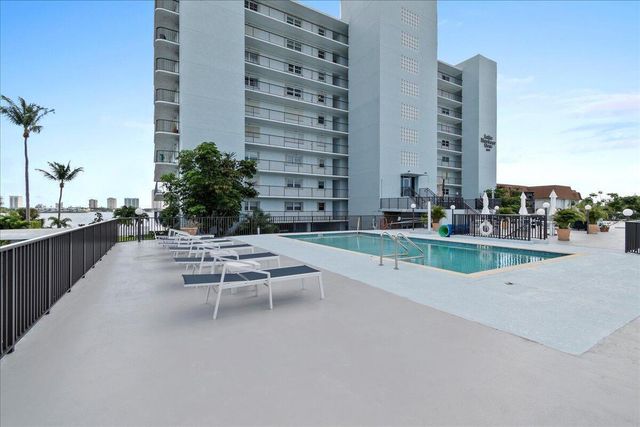 3040 Lake Shore Drive 101, Riviera Beach, FL 33404