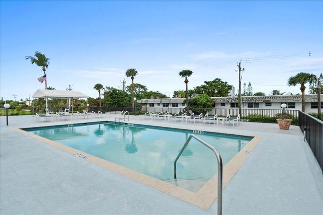 3040 Lake Shore Drive 101, Riviera Beach, FL 33404