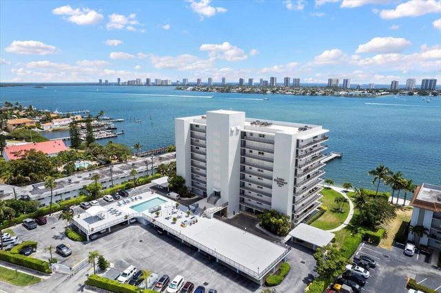 3040 Lake Shore Drive 101, Riviera Beach, FL 33404