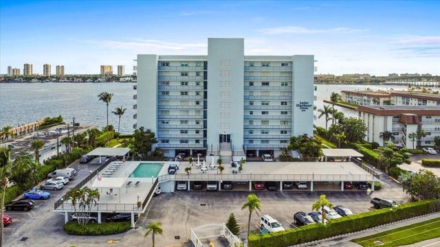 3040 Lake Shore Drive 101, Riviera Beach, FL 33404