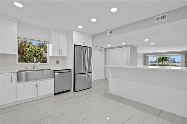 3040 Lake Shore Drive 101, Riviera Beach, FL 33404