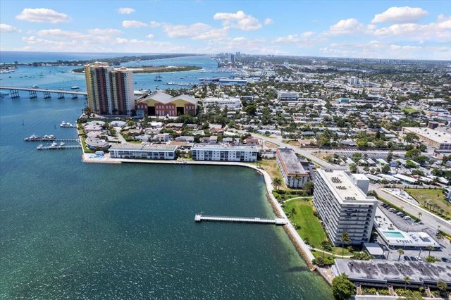 3040 Lake Shore Drive 101, Riviera Beach, FL 33404
