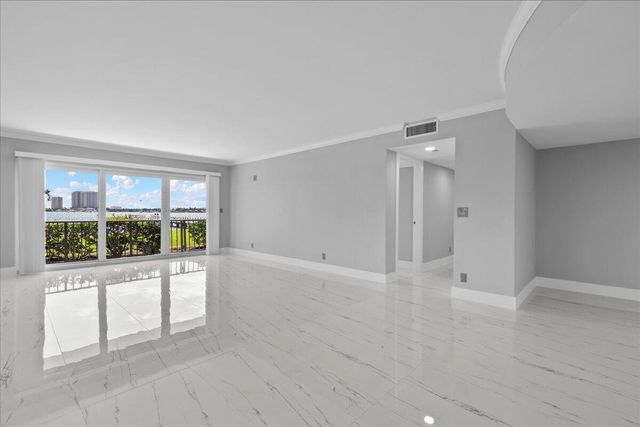 3040 Lake Shore Drive 101, Riviera Beach, FL 33404