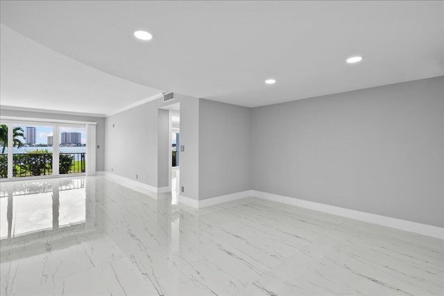 3040 Lake Shore Drive 101, Riviera Beach, FL 33404