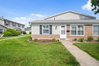 1307 Kingsbury Drive A, Hanover Park, IL 60133