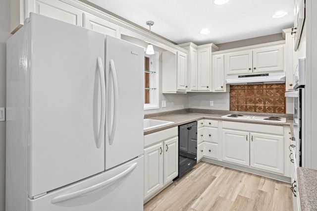 35 Knollwood Street W, Annandale, MN 55302