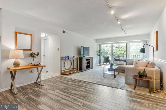 1300 ARMY NAVY DR S #227, Arlington, VA 22202