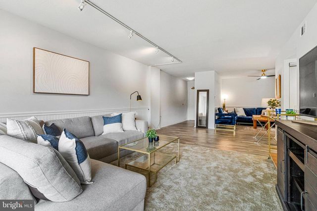 1300 ARMY NAVY DR S #227, Arlington, VA 22202