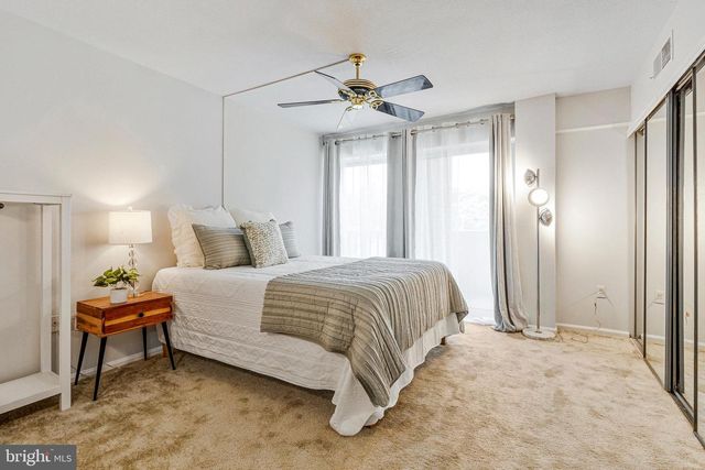 1300 ARMY NAVY DR S #227, Arlington, VA 22202