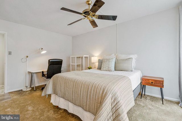 1300 ARMY NAVY DR S #227, Arlington, VA 22202