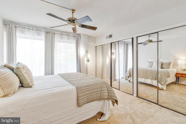 1300 ARMY NAVY DR S #227, Arlington, VA 22202