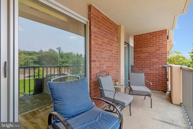 1300 ARMY NAVY DR S #227, Arlington, VA 22202